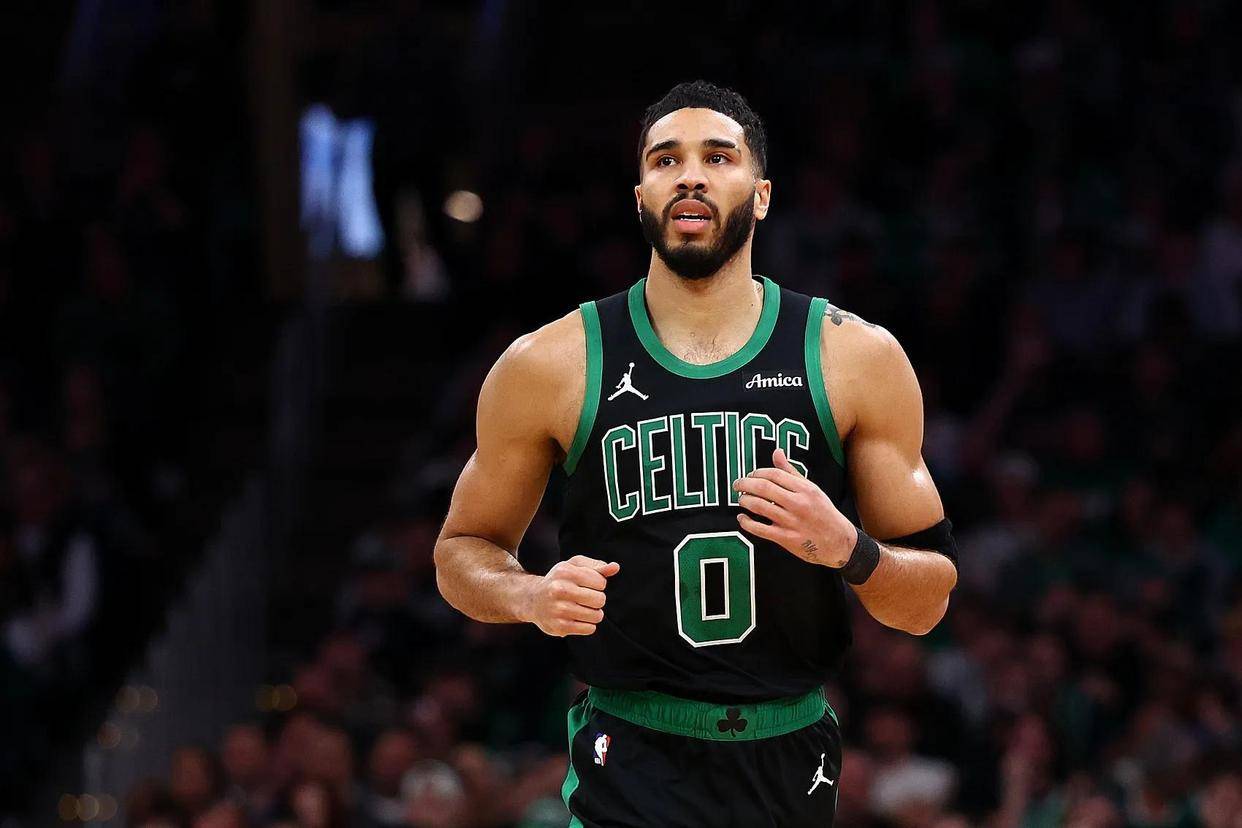 开云体育注册入口西亚卡姆巅峰对决，塔图姆与80激战老鹰分钟，挺进下一轮胜负难料！(塔图姆真实体重)